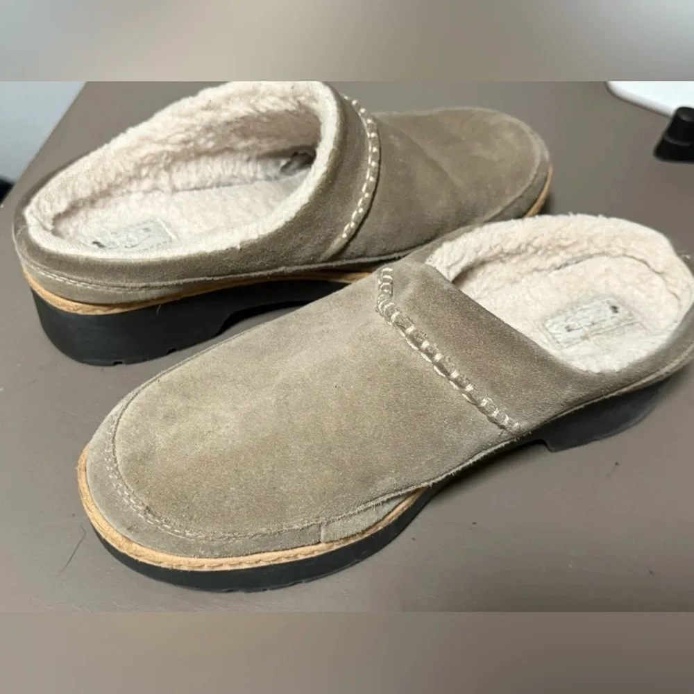 UGG Women’s Size 8 1/2 Lynwood Closed Toe Clogs Shoes Khaki Color Suede - Picture 14 of 15